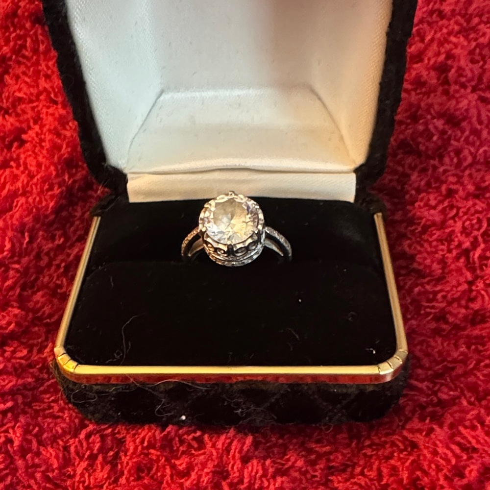 Elegant Silver Ring with Clear Gemstone